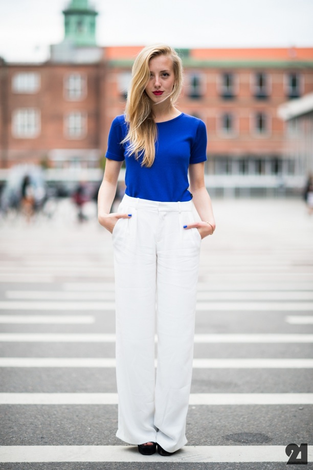COBALT-AND-WHITE-STREET-STYLE-Le-21eme-Adam-Katz-Sinding-Sarah-Mikaela-Copenhagen-Fashion-Week-Spring-Summer-SS-2013-BLUE-T-SHIRT-TEE-HIGH-WAIST-WHITE-PANTS-TROUSERS