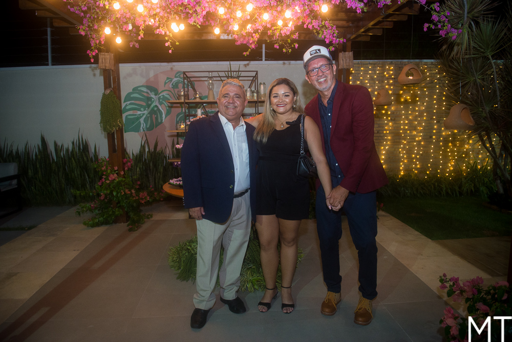 Felipe Rinaldi celebra aniversário entre amigos