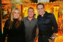 Letícia e Ricardo Studart, com Francisco Campelo