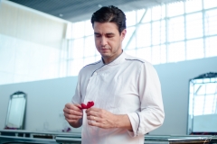Ricardo Tavares trabalha com as flores de açúcar