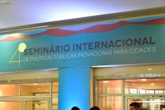 Carol Bezerra ministra palestra no Seminário Internacional de Políticas Públicas