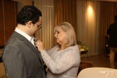 Silvana Romcy pondo flor no terno do genro João Paulo