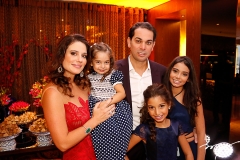 Cláudio Vale com a esposa, Renata, e as filhas Lina, Lara e Claudinha