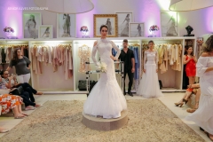Desfile de vestidos de noiva da Miss Mano
