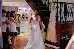 Desfile de vestidos de noiva da Miss Mano