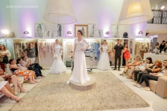 Desfile de vestidos de noiva da Miss Mano