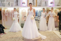 Desfile de vestidos de noiva da Miss Mano
