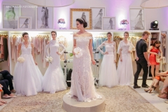 Desfile de vestidos de noiva da Miss Mano