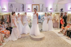 Desfile de vestidos de noiva da Miss Mano