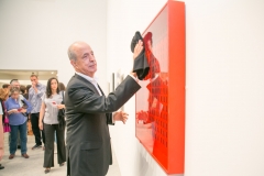 Joe Berardo interage com a obra de Sérvulo Esmeraldo