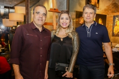 Régis e Mariana Feitosa e Leonardo Leal