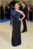Reese Witherspoon escolheu um vestido de um ombro só da Mugler