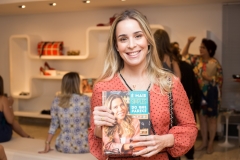 Mirella Freire lança seu livro na loja Dona Santa, em Recife