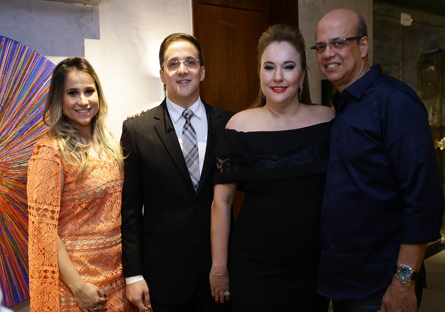 Luiziane Cavalcante celebra aniversário no Moana