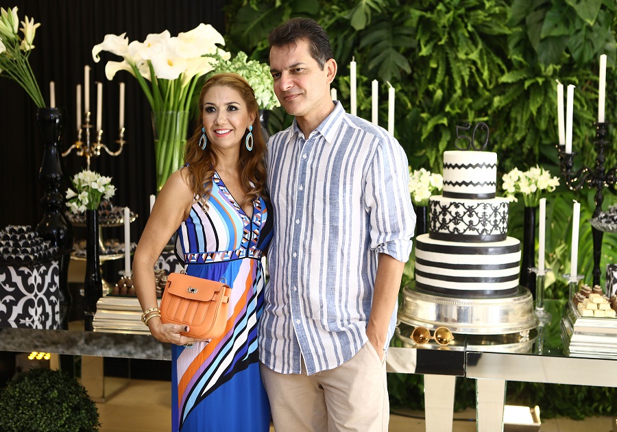 Cláudio Moreira celebra 50 anos com pool party