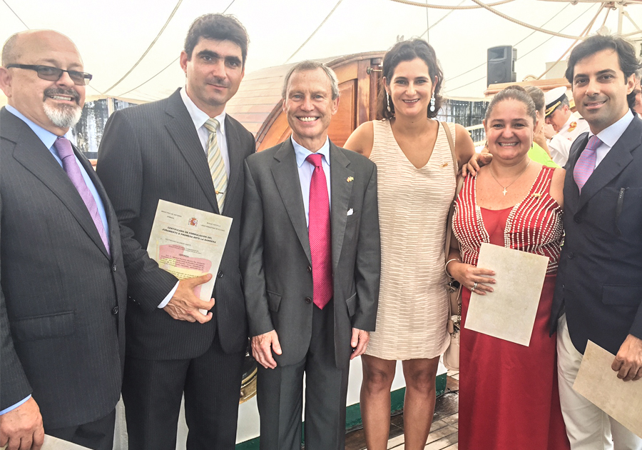 Agustín Herrero e Cecília Seligmann participam de juramento à bandeira espanhola