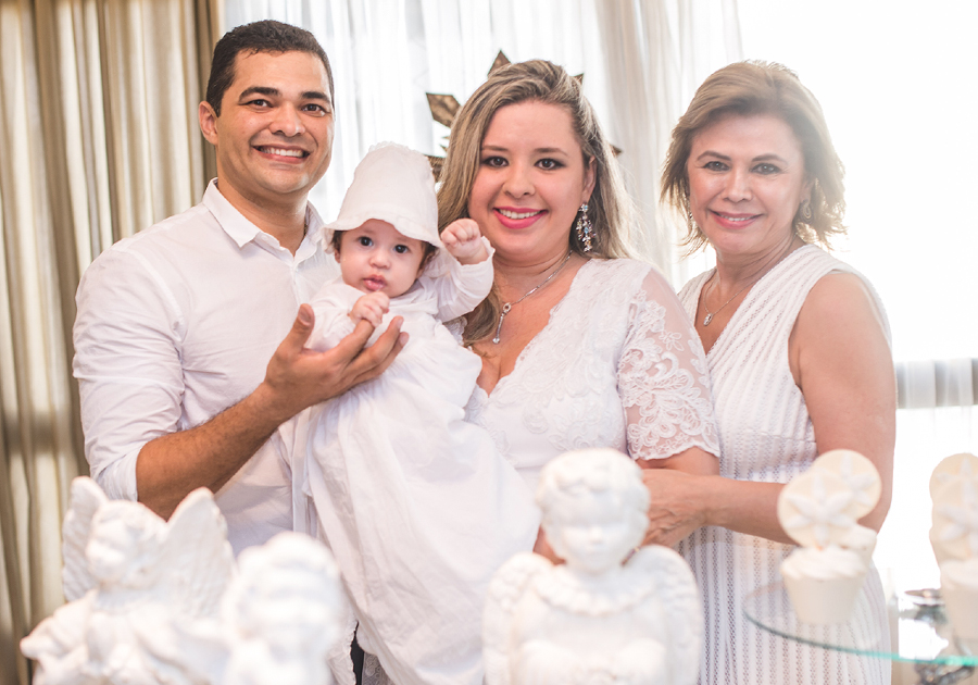 Jacob Stevenson e Camila Ximenes batizam o pequeno Pedro em clima mágico