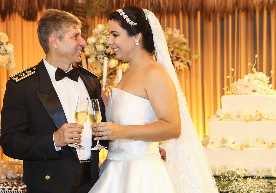 Gil Cordeiro e Lacira Guimarães festejam casório com vista pro mar!