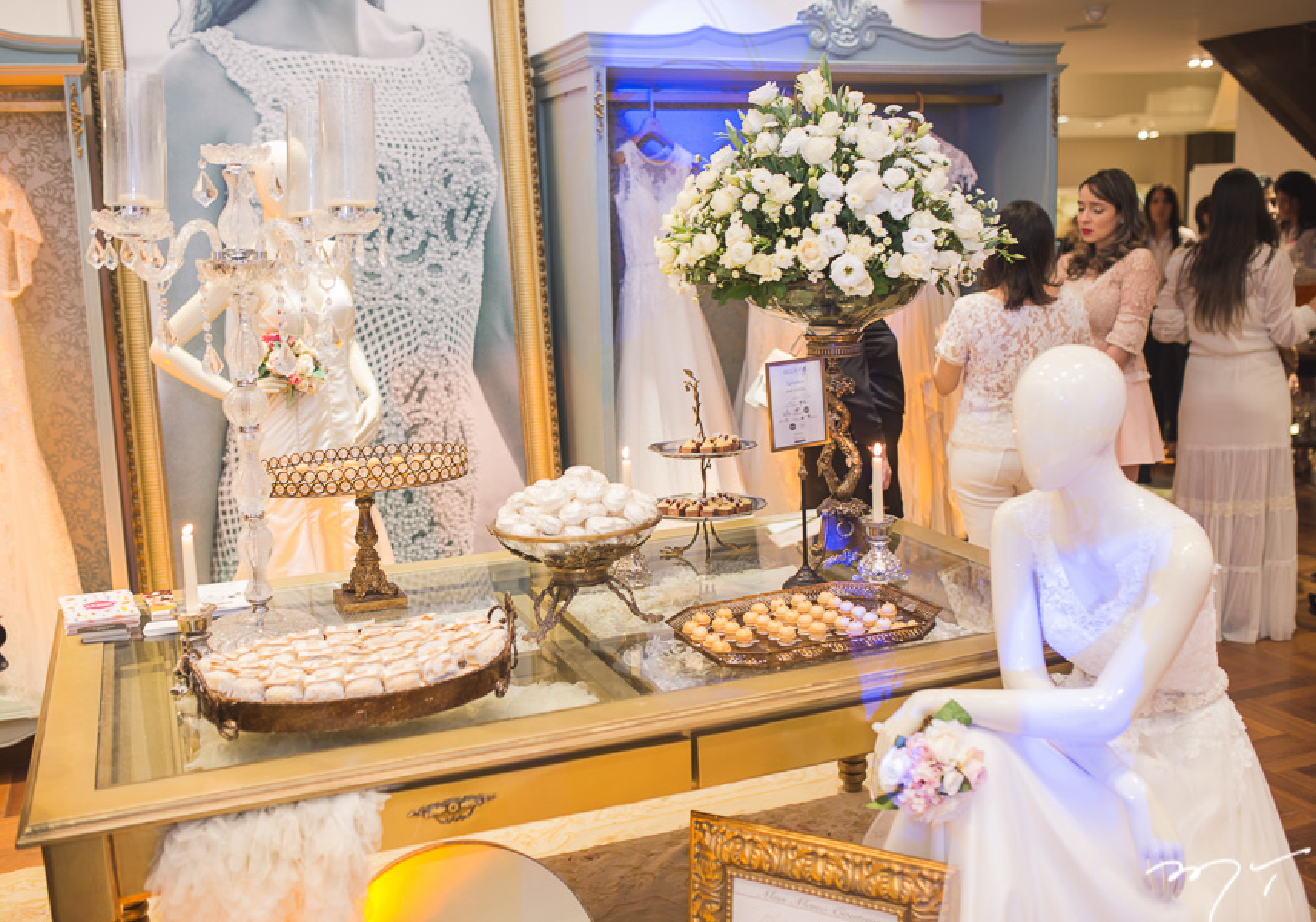 Lá vem a noiva! Desfile da coleção de vestidos da Miss Mano