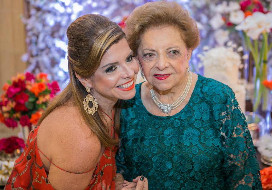 Neuzita Carneiro celebra 90 anos entre amigas