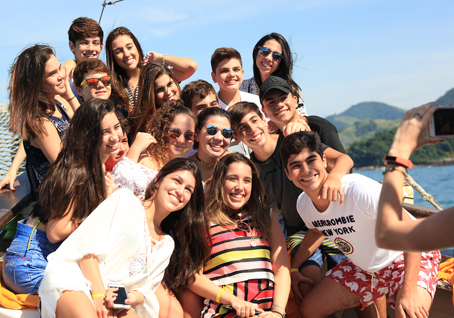 Larissa Delfino leva sua turma pra celebrar o bday em alto-mar!