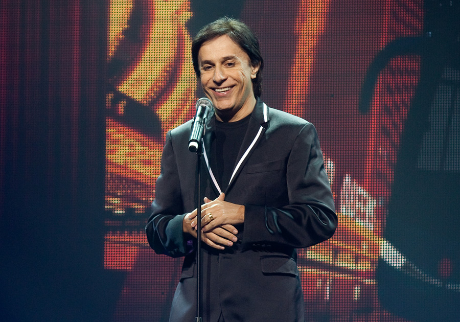 Tom Cavalcante apresenta espetáculo de humor no RioMar Fortaleza