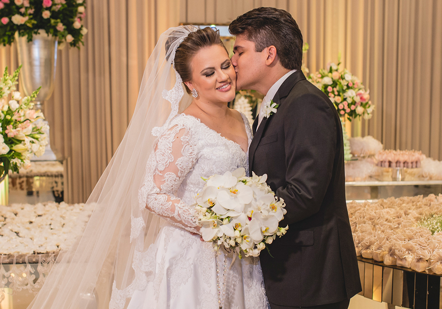 Ana Caroline de Oliveira e Alan Bento trocam votos de casamento apaixonados