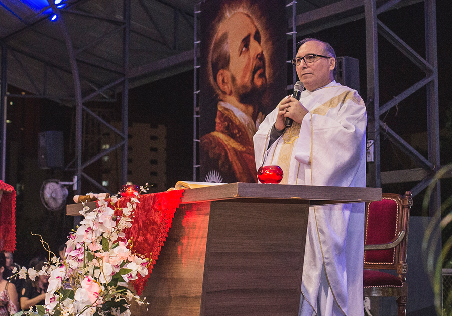 Celebração do amor | Padre Eugênio e Gustavo Serpa comandam evento no Colégio Santo Inácio!