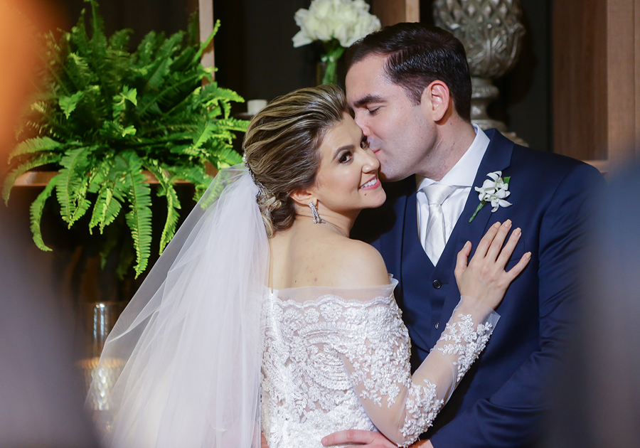 Bruno Montenegro e Nekita Romcy trocam alianças e brindam o amor com festa!