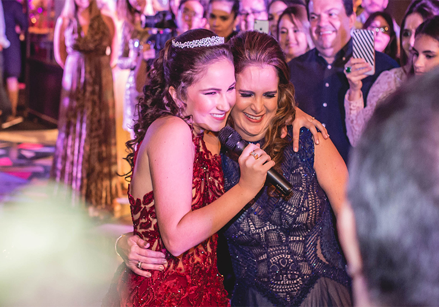 Maria Beatriz Bezerra causa em sua festa de aniversário e reúne convidados animados no LÔ
