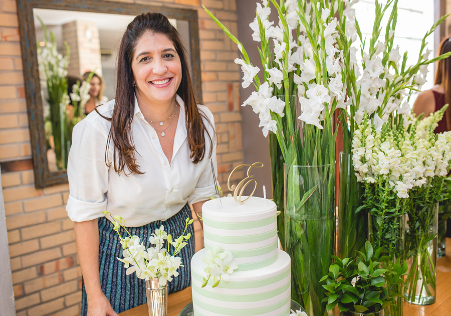 Elisa Oliveira se emociona ao ganhar aniversário surpresa dos amigos!