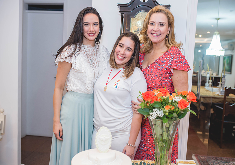 Amor e bênçãos | Larissa Delfino se crisma e celebra com festa especial em família