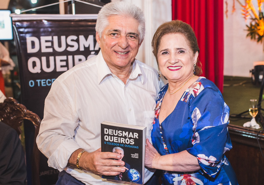 Em noite de autógrafos no Ideal Clube, Deusmar Queirós lança biografia em parceria com Juarez Leitão