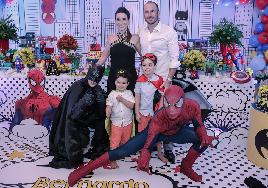 Filhos de André e Ticiana Parente, André e Bernardo ganham festinha de super heróis
