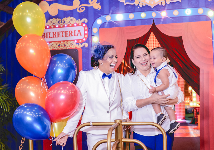 Gil Santos e Denise Bezerra montam um circo para o 1º aniversário de Bento