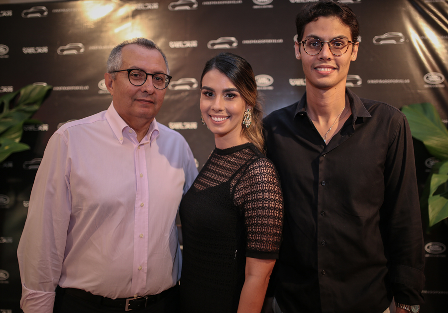 Ao lado dos filhos, Odilon Peixoto apresenta o Range Rover Velar em noite de coquetel