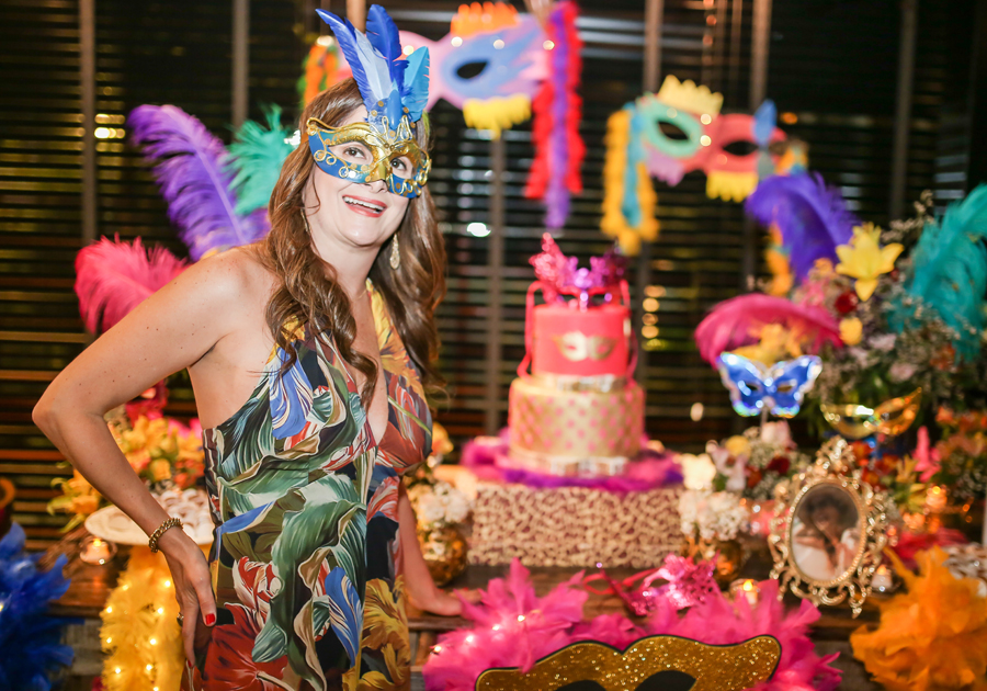 Aniversário surpresa de Adriana Bezerra no Santa Grelha foi pura folia | Veja