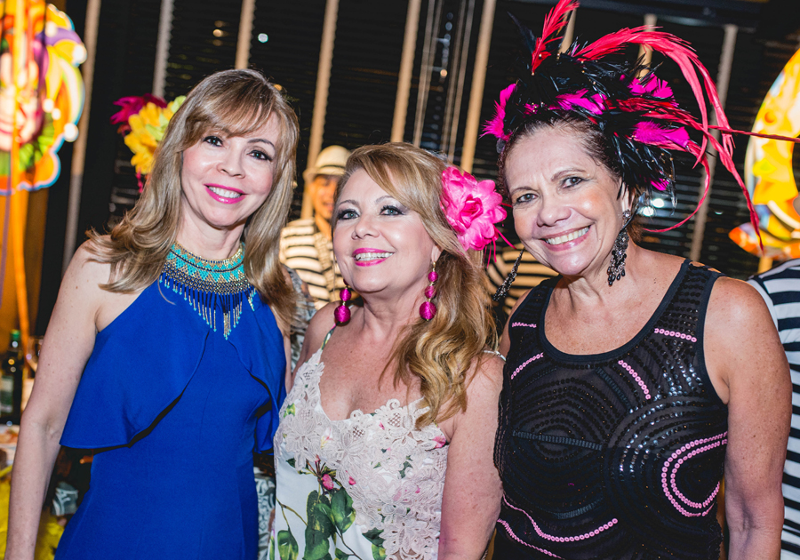 Inês Cals celebrou seu b-day em clima de Carnaval no La Pasta Gialla