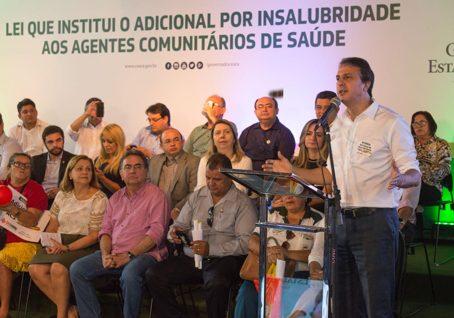 Por insalubridade | Camilo Santana garante benefício adicional para agentes de saúde do Ceará