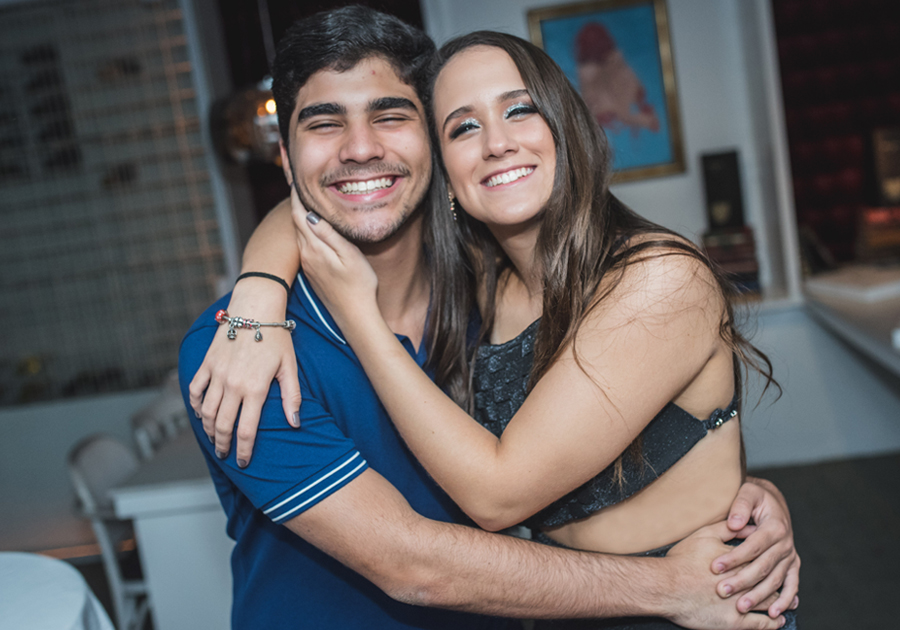 Em ritmo de balada, os gêmeos Paula e Thiago Assunção comemoram 16 anos