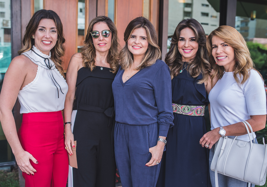 Surpreendida pelas amigas, empresária Cristine Feitosa celebra aniversário no Santa Grelha