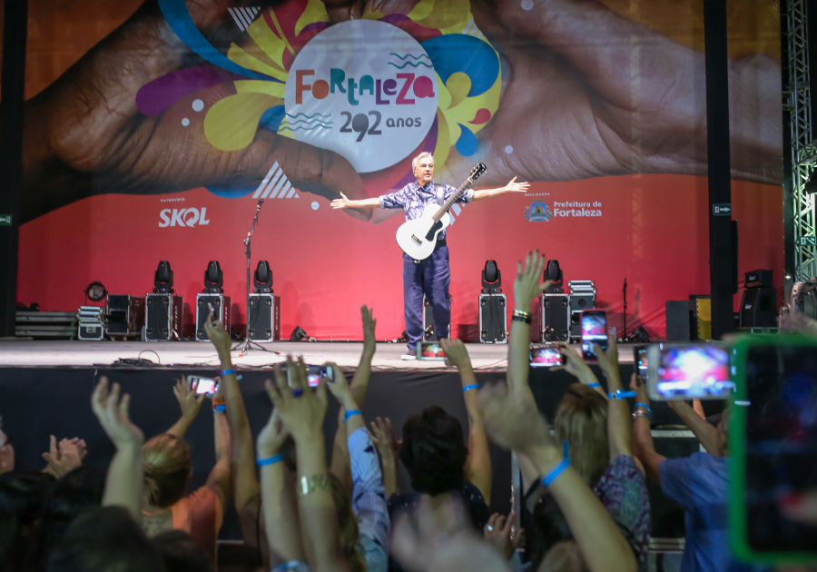 #Fortaleza292Anos | O “abraçaço” de Caetano Veloso na capital cearense