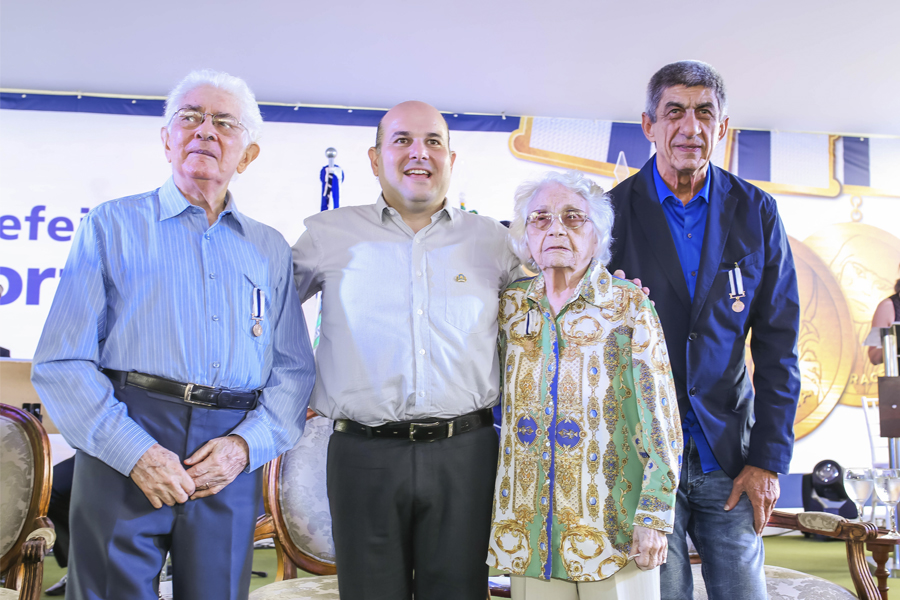 Adísia Sá, Fagner e Liberal de Castro são homenageados com Medalha Iracema