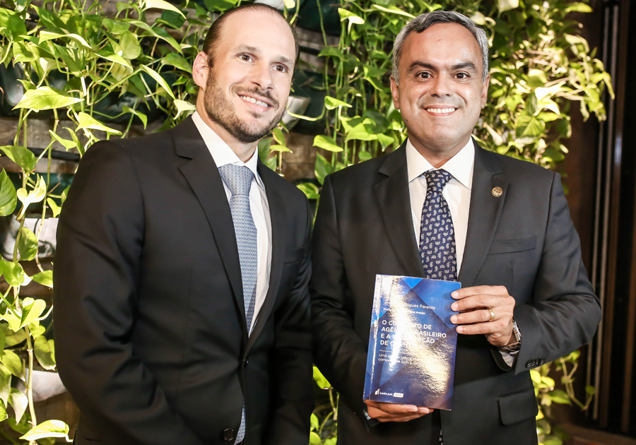 André Parente lança obra sobre direito jurídico no Coco Bambu Beira-Mar