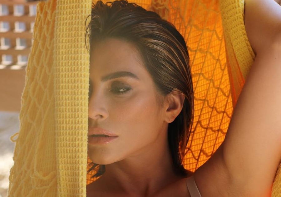 Cleo Pires aproveita praia no Ceará