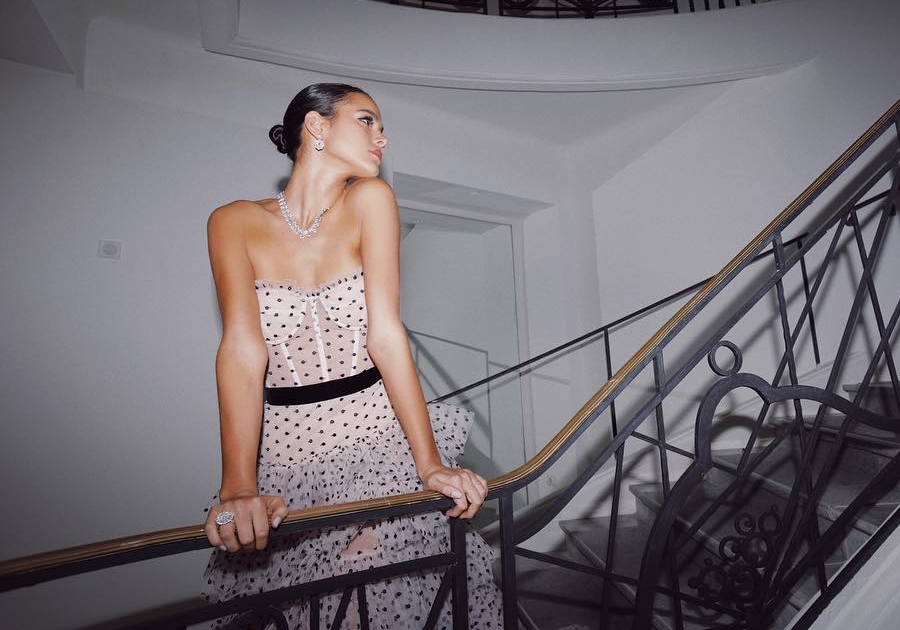 Vestida de Louis Vuitton, Bruna Marquezine é a capa da Bazaar de junho