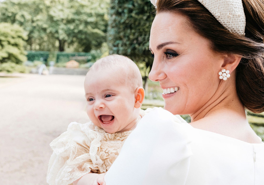 Divulgadas as fotos oficiais do batizado do príncipe Louis, filho de William e Kate Middleton