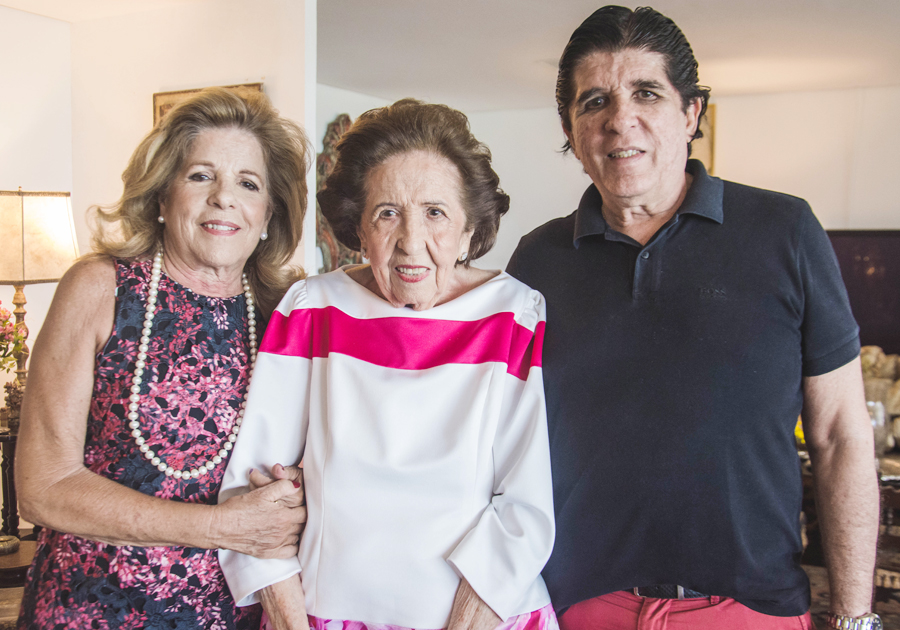 Aos 90 anos, Dayse Machado recebe amigas para comemorar vida em casa
