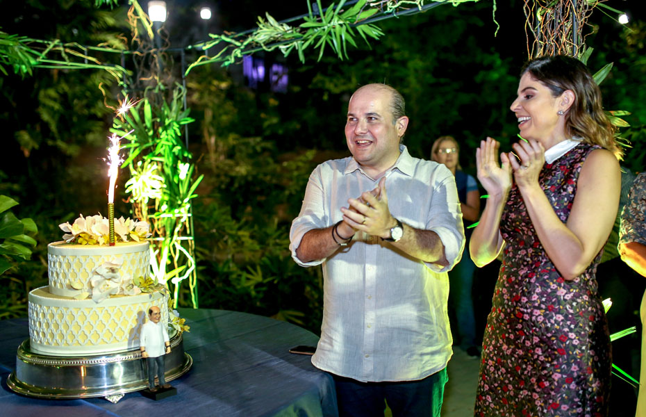 Aos 42 anos, Roberto Cláudio ganha benção e festa surpresa no Paço Municipal