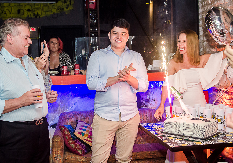 Surpreendido pela família, Carlos Henrique Juaçaba ganha festa de 18 anos